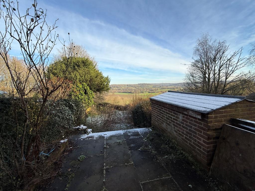 Lot: 115 - END-TERRACE HOUSE FOR REPAIR - Garden to rear